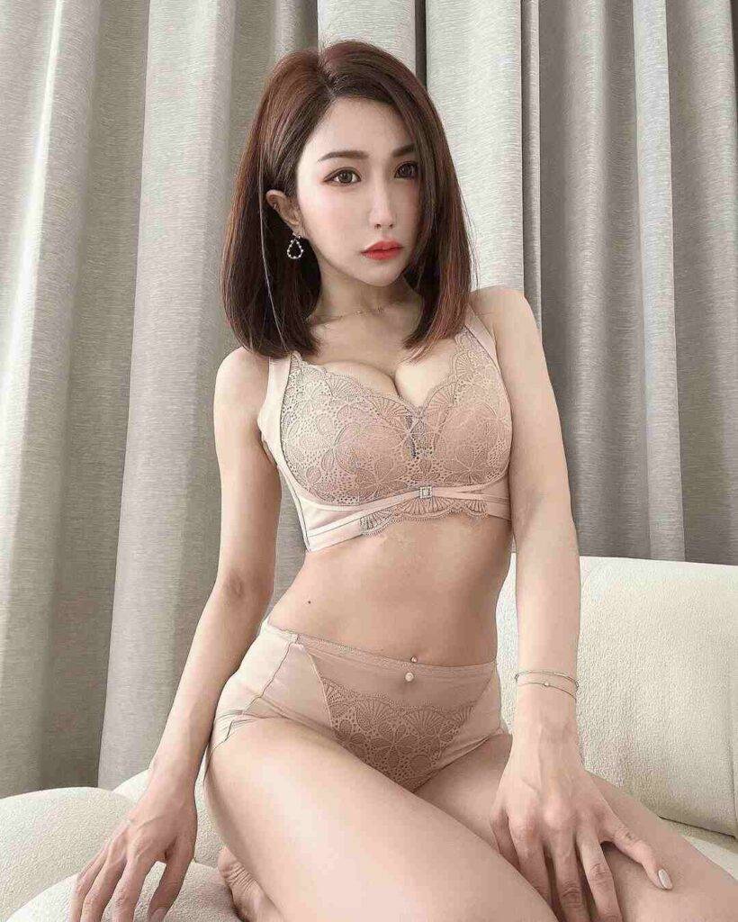 Chinese Escort with short Black Hair and a Red Lipstick